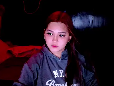 Snapshot of EmpressYna chatting on 06-15-26, 05:31 EmpressYna online show from 06-15-26, 05:31