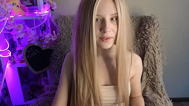 Snapshot of sarakaell chatting on 10-13-25, 02:44 sarakaell online show from 10-13-25, 02:44