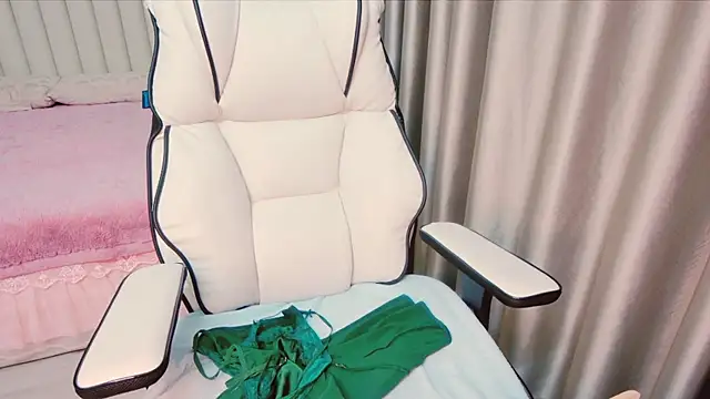 Snapshot of Girl__Funny chatting on 12-29-24, 05:01 Girl  Funny online show from 12-29-24, 05:01