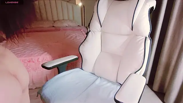 Snapshot of Girl__Funny chatting on 01-25-25, 04:13 Girl  Funny online show from 01-25-25, 04:13