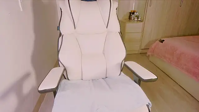 Snapshot of Girl__Funny chatting on 02-09-25, 01:25 Girl  Funny online show from 02-09-25, 01:25