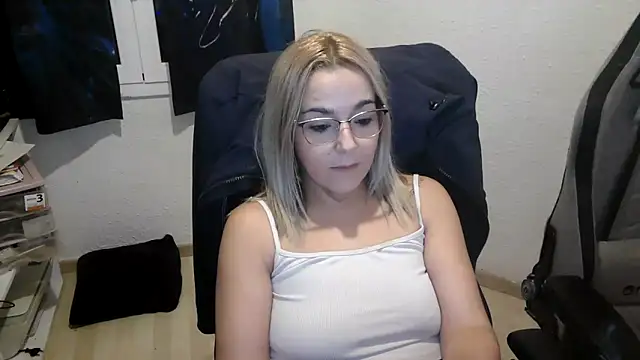 Snapshot of bekka__ chatting on 12-15-25, 05:17 bekka online show from 12-15-25, 05:17