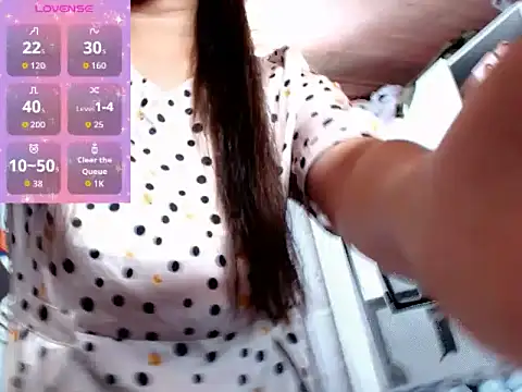 Snapshot of MoaningKylie chatting on 10-08-25, 10:24 MoaningKylie online show from 10-08-25, 10:24