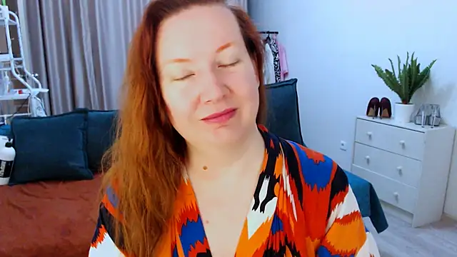 Snapshot of GoddessLara chatting on 10-22-25, 04:35 GoddessLara online show from 10-22-25, 04:35