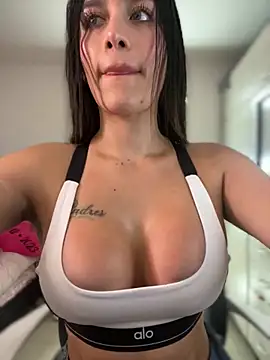 Snapshot of Emmily_19 chatting on 11-11-25, 11:05 Emmily 19 online show from 11-11-25, 11:05