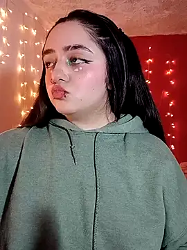 Snapshot of IvonneT chatting on 11-28-25, 04:15 IvonneT online show from 11-28-25, 04:15