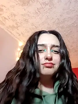 Snapshot of IvonneT chatting on 12-17-25, 01:55 IvonneT online show from 12-17-25, 01:55