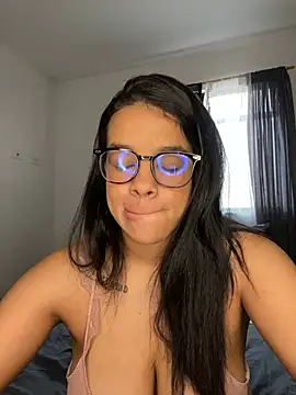 Snapshot of trianawhite chatting on 05-27-26, 03:42 trianawhite online show from 05-27-26, 03:42