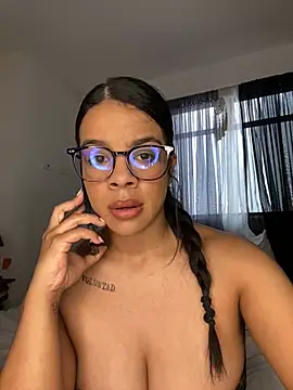 Snapshot of trianawhite chatting on 06-07-26, 03:05 trianawhite online show from 06-07-26, 03:05