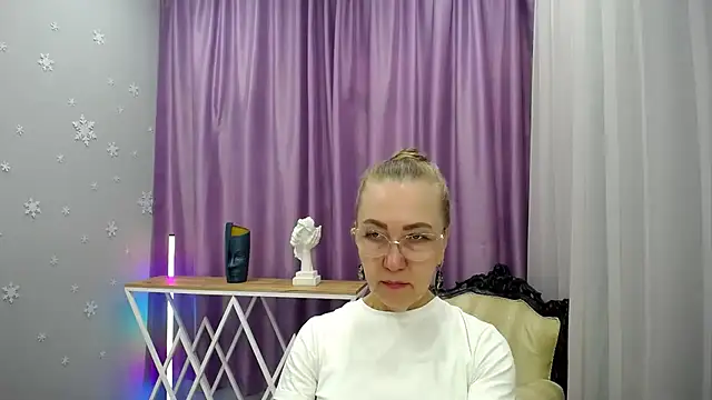 queen a n i online show from 09-19-25, 09:00