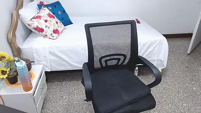 emiliaa hot online show from 12-22-24, 08:25