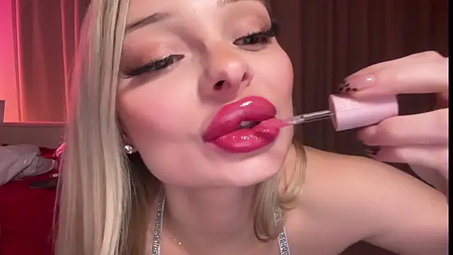 Snapshot of HannaXLove chatting on 11-17-25, 04:24 HannaXLove online show from 11-17-25, 04:24