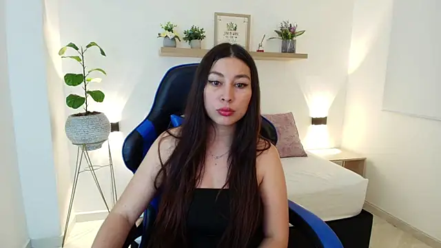 Snapshot of bella_99_ chatting on 04-29-26, 11:25 bella 99 online show from 04-29-26, 11:25