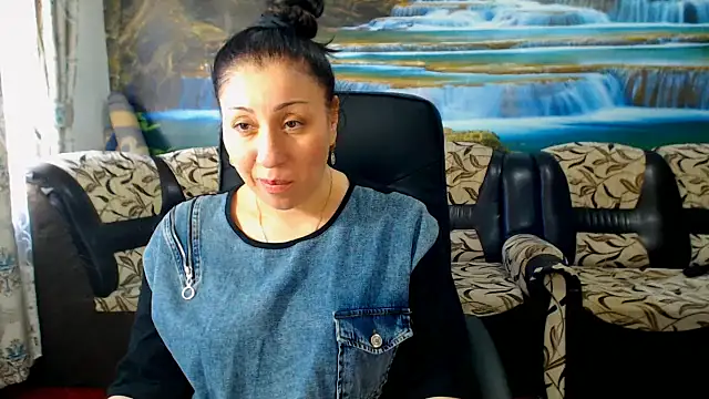 Snapshot of MoistMady chatting on 03-09-25, 08:18 MoistMady online show from 03-09-25, 08:18