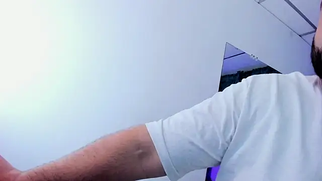 Snapshot of Beerbear_boy chatting on 12-11-24, 01:06 Beerbear boy online show from 12-11-24, 01:06