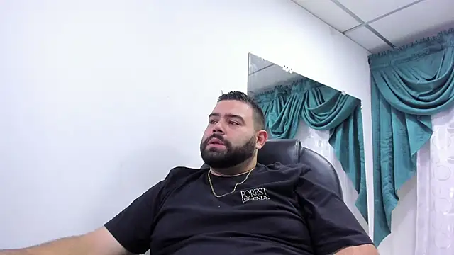 Snapshot of Beerbear_boy chatting on 12-18-24, 01:45 Beerbear boy online show from 12-18-24, 01:45