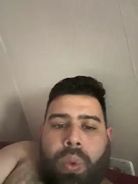 Snapshot of Beerbear_boy chatting on 11-15-25, 05:09 Beerbear boy online show from 11-15-25, 05:09