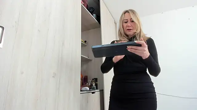 Snapshot of ashleymilf_1 chatting on 09-09-25, 01:43 ashleymilf 1 online show from 09-09-25, 01:43