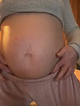 Snapshot of Mini_And_The_Bear chatting on 02-05-26, 05:50 Mini And The Bear online show from 02-05-26, 05:50