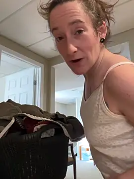 Snapshot of Mini_And_The_Bear chatting on 02-12-26, 05:19 Mini And The Bear online show from 02-12-26, 05:19