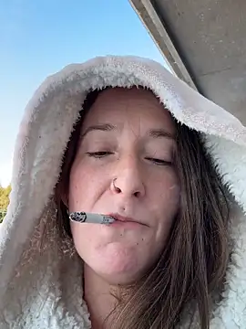 Snapshot of Mini_And_The_Bear chatting on 03-02-26, 04:47 Mini And The Bear online show from 03-02-26, 04:47