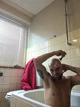 Snapshot of Ladyshaker82 chatting on 11-08-25, 02:39 Ladyshaker82 online show from 11-08-25, 02:39