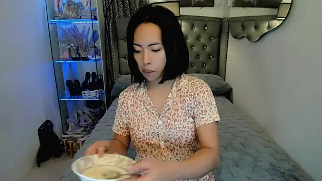 Snapshot of reighnempress chatting on 12-18-25, 02:50 reighnempress online show from 12-18-25, 02:50