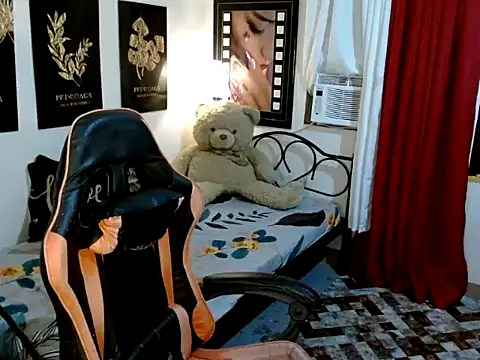 Snapshot of UrhotGoddess chatting on 10-13-25, 08:47 UrhotGoddess online show from 10-13-25, 08:47