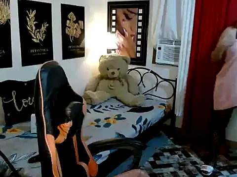 Snapshot of UrhotGoddess chatting on 10-24-25, 08:44 UrhotGoddess online show from 10-24-25, 08:44