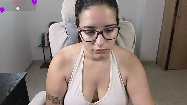 Snapshot of blue__moon_ chatting on 06-18-26, 02:32 blue moon online show from 06-18-26, 02:32