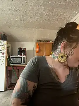 Snapshot of evacheers chatting on 12-23-25, 10:24 evacheers online show from 12-23-25, 10:24