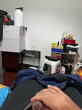 Snapshot of Alerandro00 chatting on 02-10-25, 01:03 Alerandro00 online show from 02-10-25, 01:03