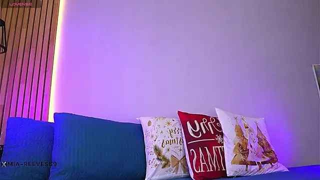 Snapshot of mia-reeves chatting on 12-04-25, 06:49 mia-reeves online show from 12-04-25, 06:49