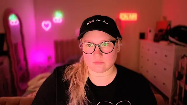 Snapshot of PiggyRose chatting on 10-18-25, 12:02 PiggyRose online show from 10-18-25, 12:02