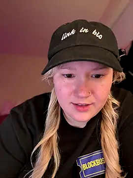 Snapshot of PiggyRose chatting on 11-22-25, 01:59 PiggyRose online show from 11-22-25, 01:59