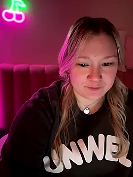 Snapshot of PiggyRose chatting on 12-14-25, 03:45 PiggyRose online show from 12-14-25, 03:45