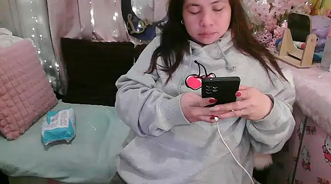 Snapshot of OhmyPinay chatting on 12-17-24, 03:06 OhmyPinay online show from 12-17-24, 03:06