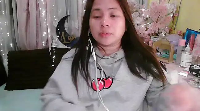 Snapshot of OhmyPinay chatting on 12-19-24, 02:01 OhmyPinay online show from 12-19-24, 02:01