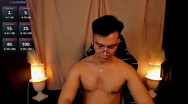 Snapshot of 000batman000 chatting on 02-19-25, 04:44 000batman000 online show from 02-19-25, 04:44