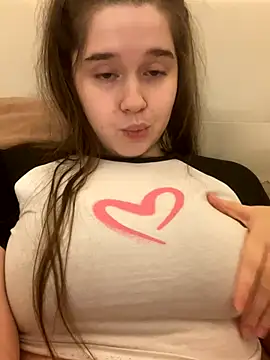 Snapshot of HornyGirlH chatting on 10-23-25, 01:05 HornyGirlH online show from 10-23-25, 01:05