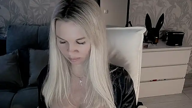 Snapshot of EvaRelusionJ chatting on 10-29-25, 02:25 EvaRelusionJ online show from 10-29-25, 02:25