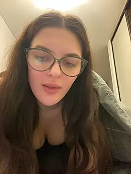 Snapshot of little_belucci chatting on 02-08-25, 08:10 little belucci online show from 02-08-25, 08:10