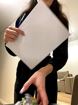 Snapshot of little_belucci chatting on 12-04-25, 05:32 little belucci online show from 12-04-25, 05:32