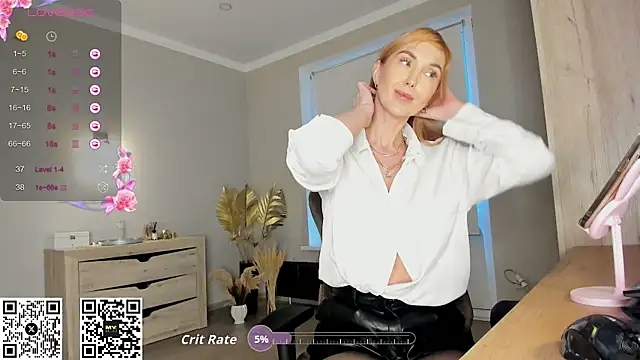 Snapshot of HotyPlays chatting on 10-16-25, 02:18 HotyPlays online show from 10-16-25, 02:18