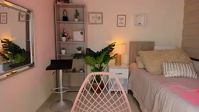 Snapshot of little_antonela chatting on 12-17-24, 04:43 little antonela online show from 12-17-24, 04:43