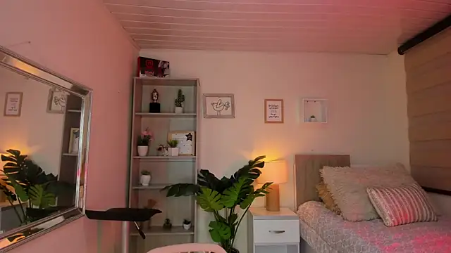 Snapshot of little_antonela chatting on 12-27-24, 02:54 little antonela online show from 12-27-24, 02:54