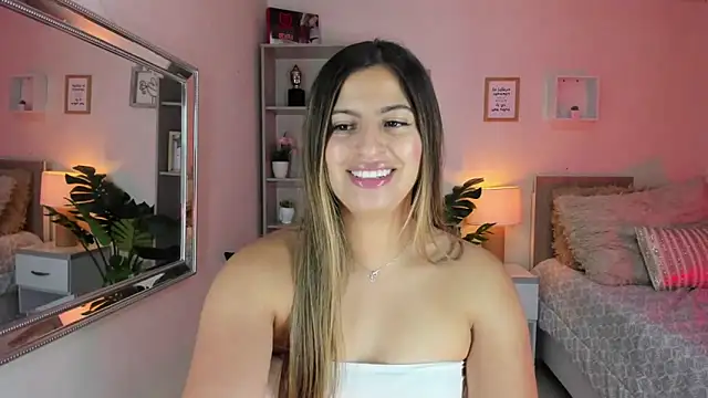 Snapshot of little_antonela chatting on 02-06-25, 02:15 little antonela online show from 02-06-25, 02:15