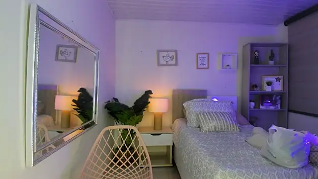 Snapshot of little_antonela chatting on 03-21-25, 03:13 little antonela online show from 03-21-25, 03:13