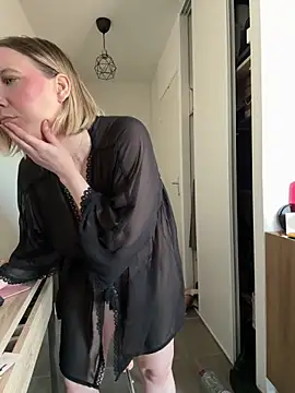 Snapshot of dollssfr chatting on 03-05-25, 11:38 dollssfr online show from 03-05-25, 11:38