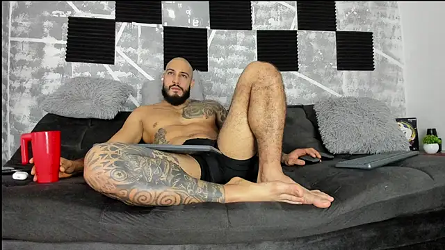 Snapshot of leonidas_18k chatting on 06-14-26, 10:34 leonidas 18k online show from 06-14-26, 10:34